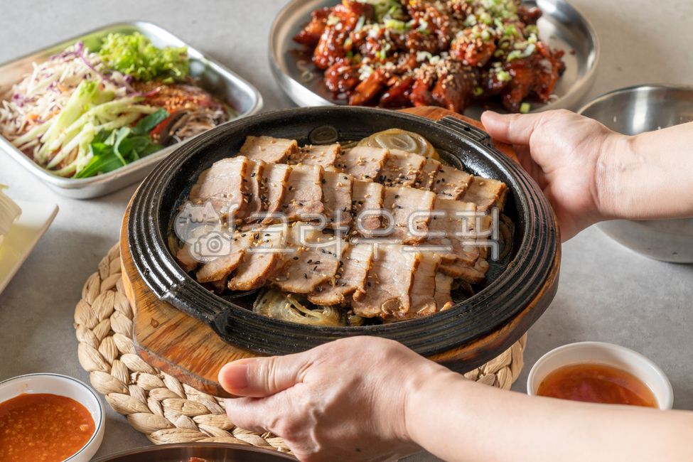 spicy pigs feet,Korean,Bossam,pork,food