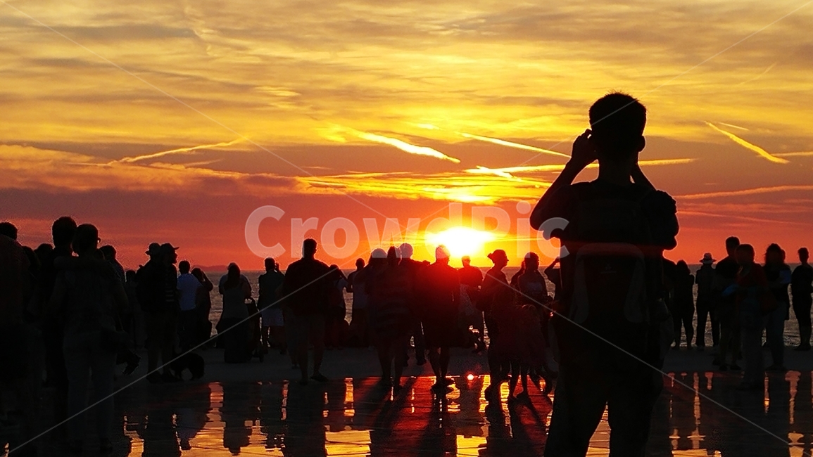 노을,하늘,사람들,뒷모습,자연,sunset,사람들,대중,군중,other people,crowd,인물실루엣,사람실루엣,character silhouette,human silhouette,human,인간,person,사람,nature,outdoors,옥외