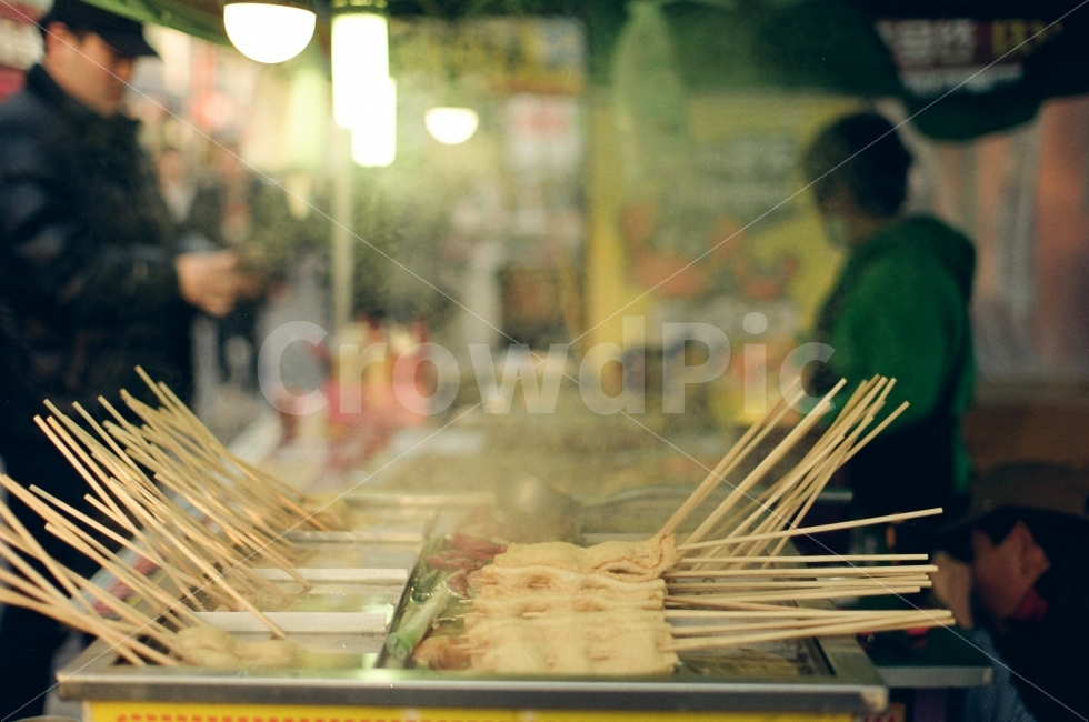 필름,오뎅,음식,어묵,길거리음식,포장마차,시장,마트,마켓,market,mart,market place,사람,인물,인간,human,person,음식,식재료,요리,food,cook,meal,dishes,food reserves,디저트,간식,후식,dessert,snack