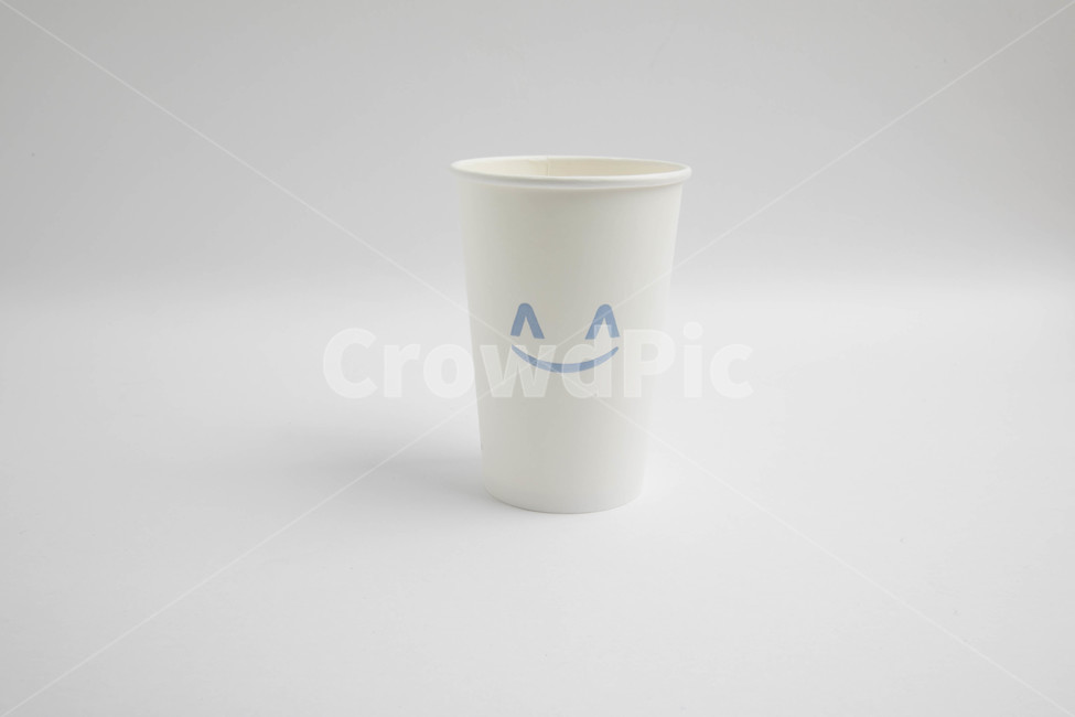 컵,종이컵,테이크아웃컵,커피,뚜껑,화이트,하얀,white,배열,직선,바라보다,나란히,앞에서,위에서,밑에서,배경,백그라운드,백그라운드배경,사물,물건,오브젝트,thing,object,matter,누끼,remove background