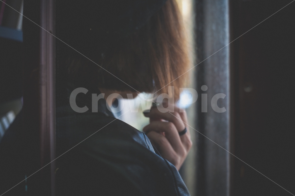 뒷모습,분위기,감성,어두움,귀걸이,가죽자켓,사람,인물,인간,human,person,여성,여자,woman,female,lady,감성,sensible,feeling,고독함,외로움,쓸쓸함,우울함,슬픔,lonely,solitary