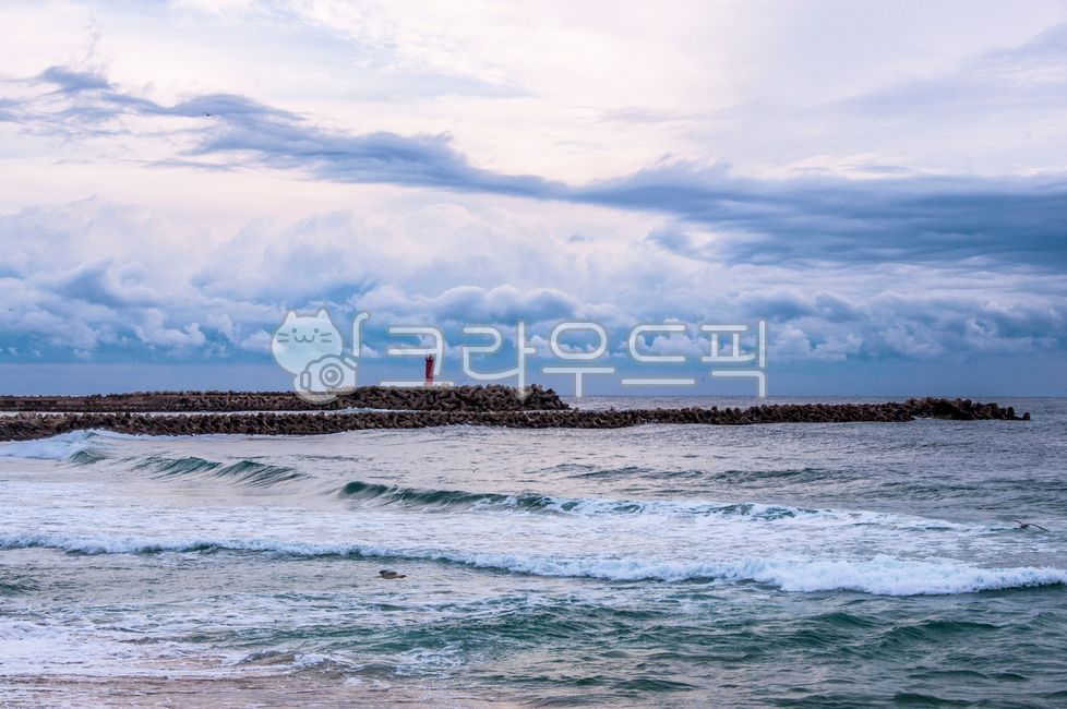 바다,파도,거친파도,흐린바다,방파제,등대
