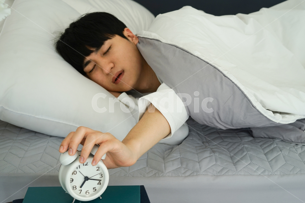 남성,남자,알람시계,시계,아침,모닝,침대,침실,방,이불,기상,베개,모닝콜,자명종,사람,인물,인간,human,person,남성,남자,man,male