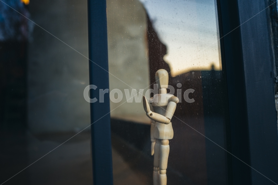 감성사진,오후,창문,풍경사진,휴식,카페,고독,조각상,동상,석상,조형물,statue,bronze statue,stone statue,감정표현,기분,feeling,emotion,감성,sensible