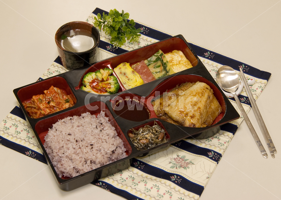 kimchi,dining table,vitiligo,chopsticks,broccoli,stewed anchovies,Grilled Fish,delicious,brown rice,generous,lunch box,Miso soup