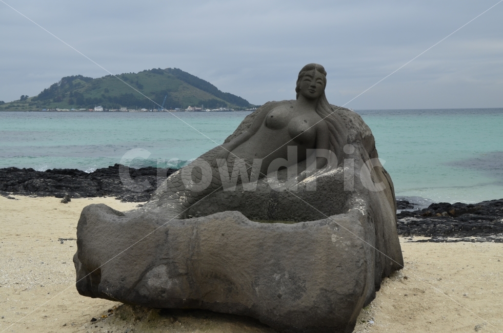 인어,바다,여인,인어동상,섬,girl,자연,풍경,nature,landscape,해변,바다,beach,sea,조각상,동상,석상,조형물,statue,bronze statue,stone statue,ocean,대양,outdoors,옥외,water,물,land,땅,shoreline,해안선