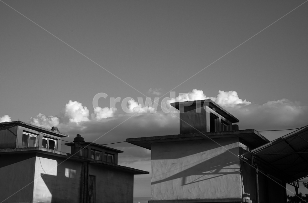건물,하늘,구름,그림자,이층집,흑백,모노톤,monochrome,black and white,건축물,건물외관,exterior,building,structure,architecture,construction