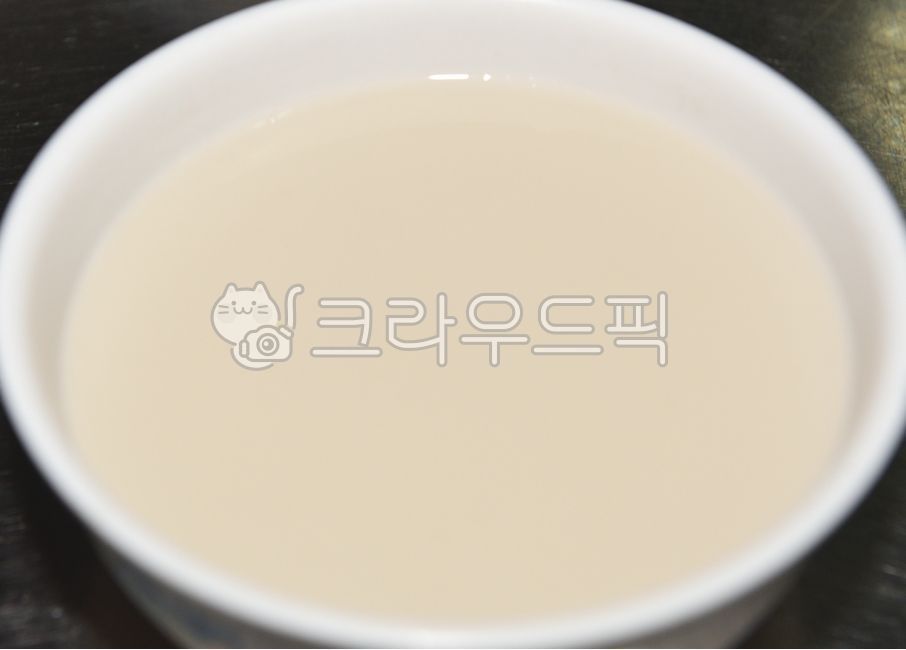 white dishes,tableware,soup,Takju,porcelain,drinking bowl,Makgeolli,A glass of makgeolli,bowl,side dish,a drink,Korean food,Food Ingredients,ingredients,cooking,Korean restaurant,alcohol,glass,soupbowl,Korean cuisine,Makgeolli Bowl,restaurant,mainstream,K