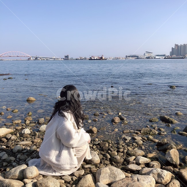 속초,바다,여자,뒷모습,여자뒷모습,바다여자,파마,긴머리파마,겨울바다,사람,인물,인간,human,person,여성,여자,woman,female,lady