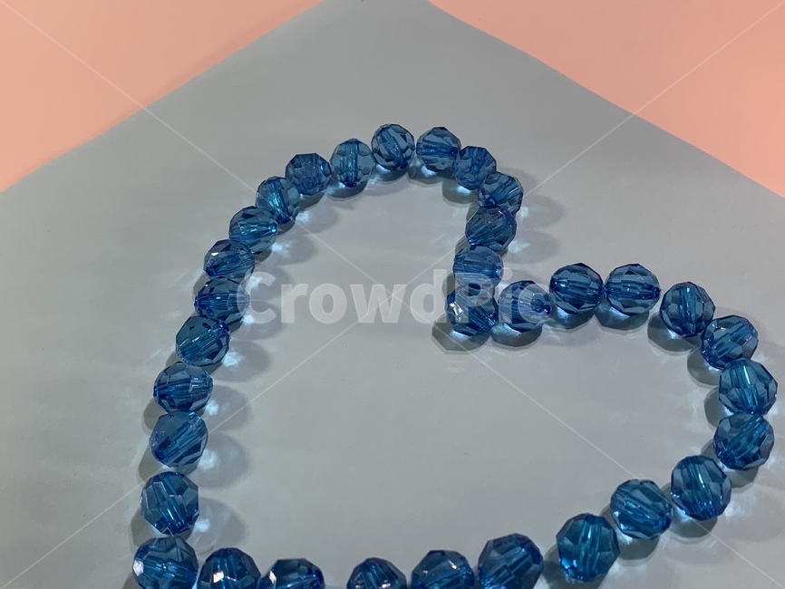 bead,accessories,부속품,accessory,부속물,jewelry,보석류,bracelet,팔찌,파스텔,pastel,하트,사랑,배경,배경이미지,바탕,바탕이미지,백그라운드,어린이,교구,교육,놀이,미술,수업,컬러,파랑,블루,파랑색,컨셉,연출,콘셉,사물,물건,종이,화려,에메랄드,재료,만들기,부자재,비즈,공에,art,heart,concept,object,kid,fun,blue