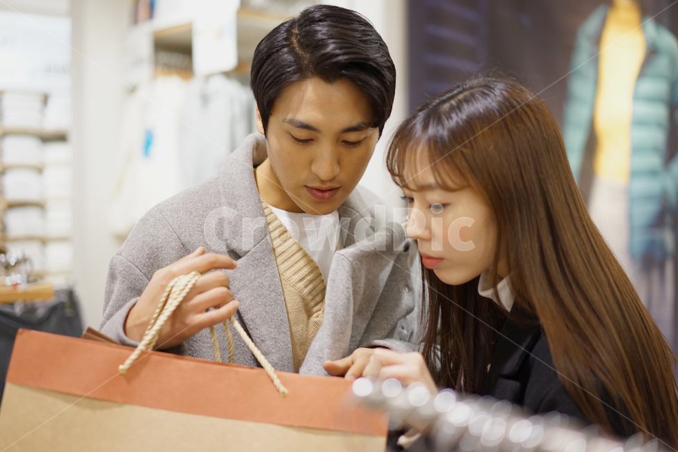 쇼핑,옷가게,상점,아울렛,백화점,의류,매장,shopping,연인,커플,데이트,남녀,사람,인물,인간,human,person,연인,커플,사랑,lover,couple,쇼핑,shopping