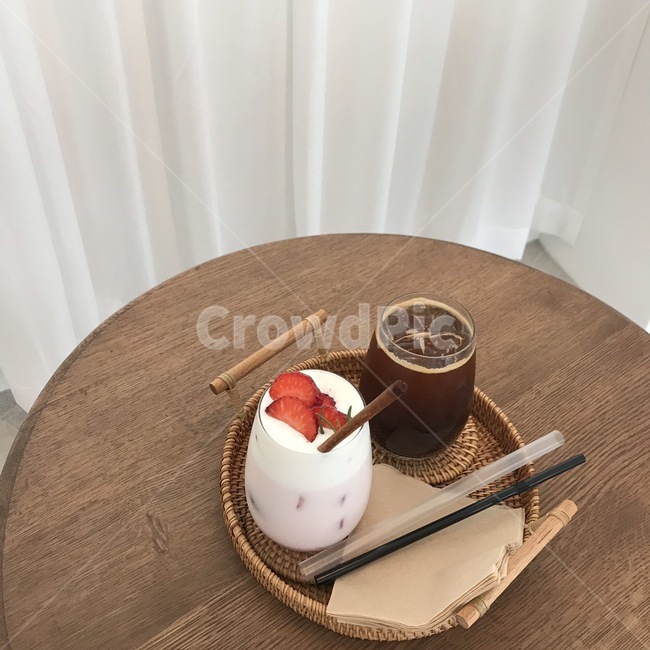 딸기라떼,아메리카노,우드,카페,감성,커피,카페,coffee,cafe
