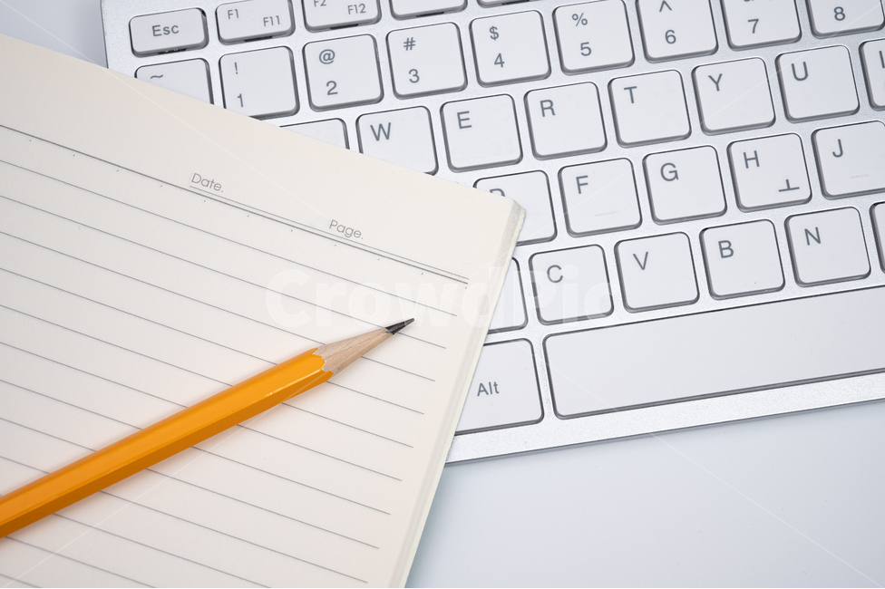 온라인,교육,인터넷,인강,인터넷강의,강의,이러닝,노트북,컴퓨터,기술,테크놀로지,공책,연필,필기구,키보드,노트,필기장,네트워크,코로나바이러스,코로나19,covid19,수학,과학,공부,학습,자율학습,가정교육,가정,디지털,ebook,학업,통신,커뮤니케이션,컨셉,개념,배경,지식,방학,개학,자기주도학습,통신교육,원격,학교,사이버,대학,대학교,수업,coronavirus,교육,학교,공부,education,learning,study,school