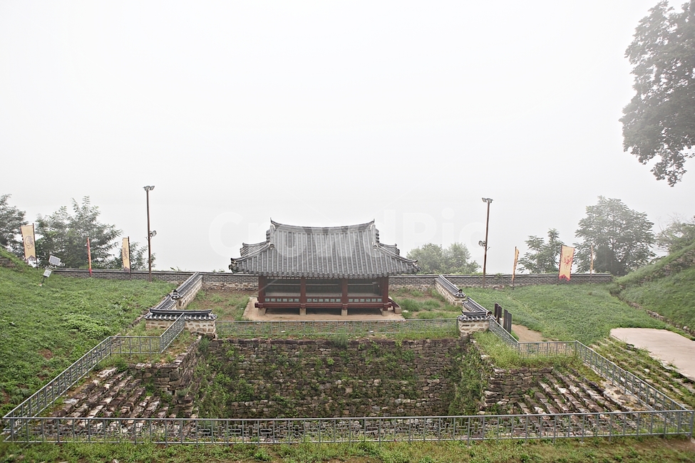 공주산성,성,성곽,산성,길,둘레길,숲,숲길,안개,돌담,담,여름,자연,풍경,벽,방어벽,흙담,나무,식물,유네스코등제