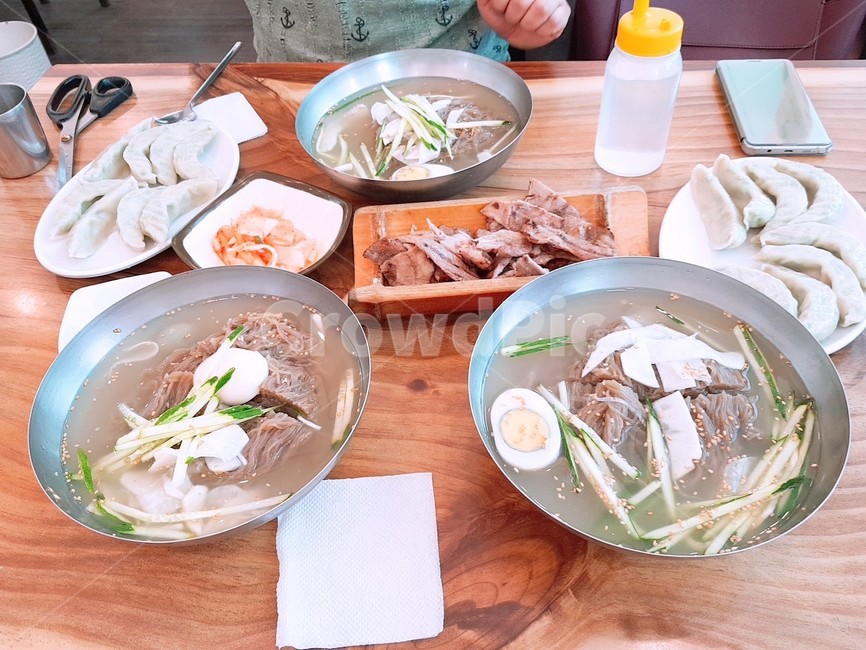 냉면,고기,만두,김치,식초,계란,배,오이,물냉면,테이블,셋팅,한끼