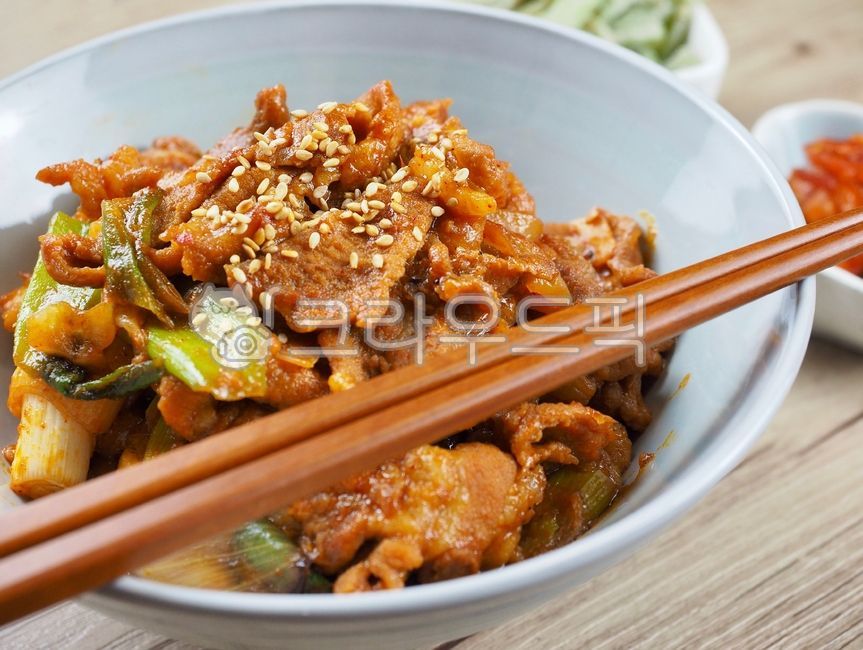 pork bulgogi,bulgogi,jeyukbokkeum,koreanfood,food,meat,cooking,porkdishes,spicyfood,gochujangbulgogi,roastpork,vegetable,sidedish,chopsticks