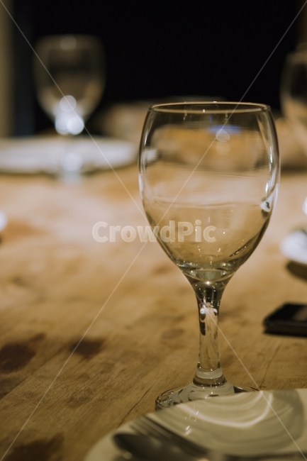 컵,유리컵,유리잔,와인잔,글래스,유리,잔,바,접시,테이블,나무,원목,탁자,cup,glass,wineglass,wine,table,dish,winebowl,가구,furniture,hardwood,wood,empty,빈잔,빈컵,dining,diningtable,다이닝,사물,물건,오브젝트,thing,object,matter