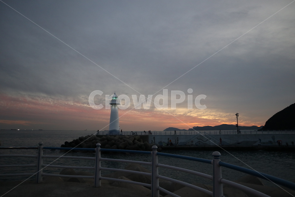 등대,하늘,노을,구름,바다,난간,핑크하늘,흐림,물,등대,lighthouse