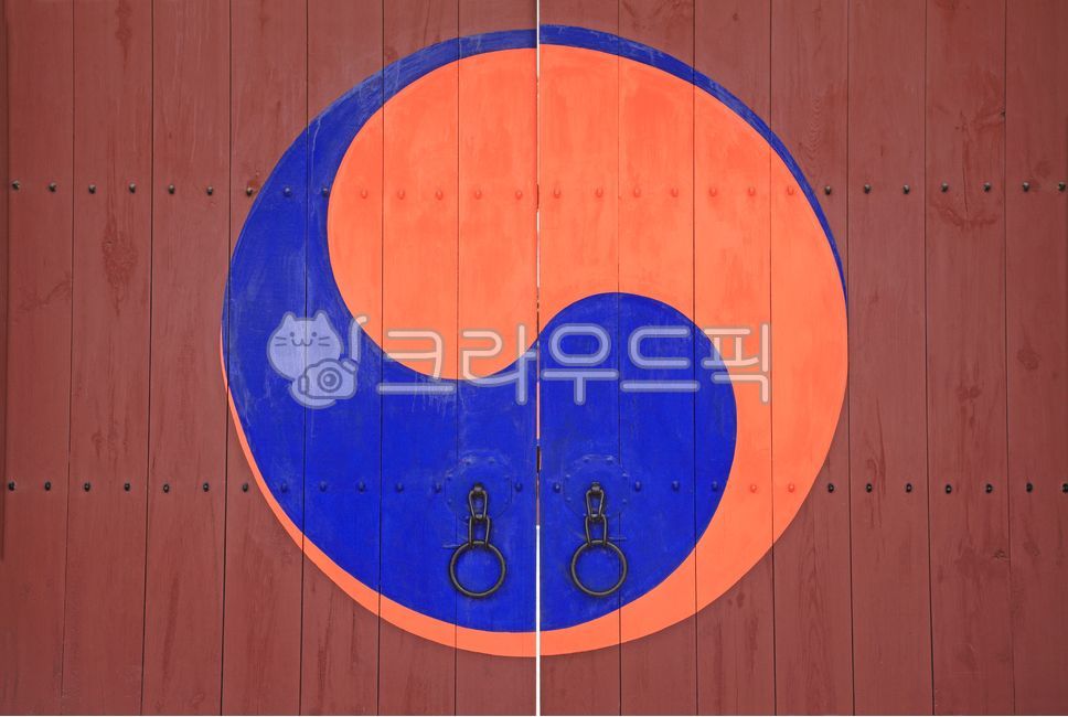 태극,문,전통문,태극무늬,태극문양,무늬,문양,전통,한국,한국전통,전통무늬,전통문양,나무,나무문,민속,입구,문고리,손잡이,한옥,건축,전통건축