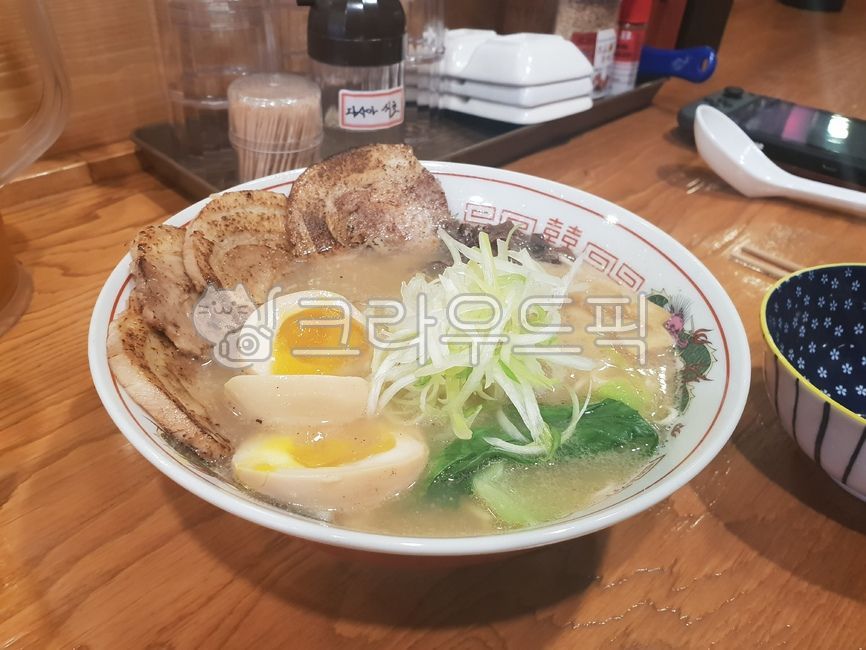 tonkotsu ramen,japanese cuisine,egg,softboiled,japan,noodles,cuisine,bean sprouts,enjoy,broth,pork,bowl,delicious,food,meal,ramen,eat,noddle