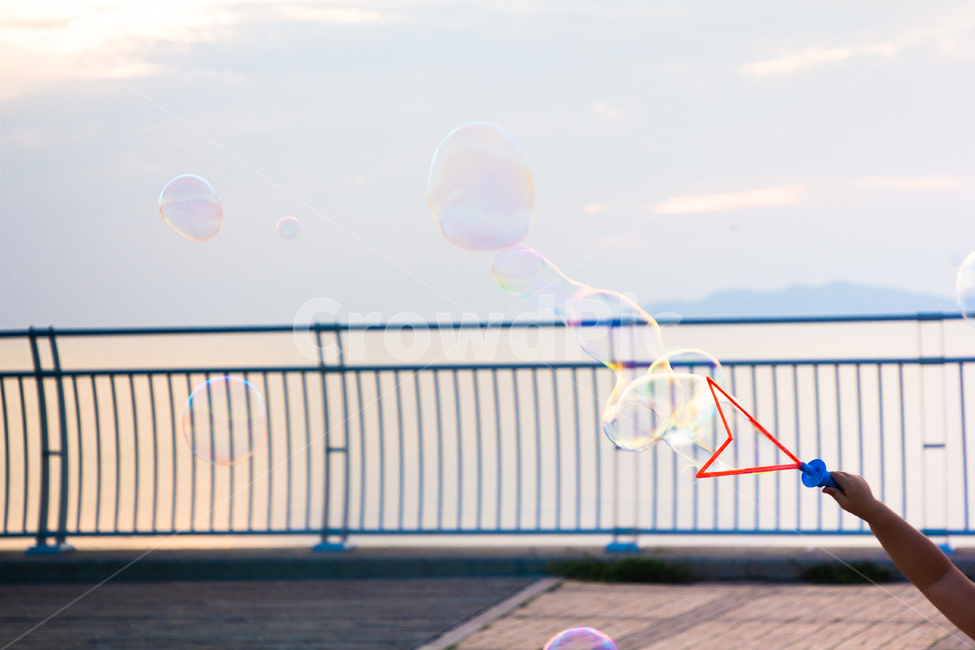 비누방울,놀이,방울,bubbles,playing,outdoors,야외,옥외,휴일,holiday,난간,handrail,background,beautiful,blue,bright,closeup,fresh,landscape,lifestyle,natural,nature,ocean,outdoor,sea,sky,summer,travel,vacation,view,water,young