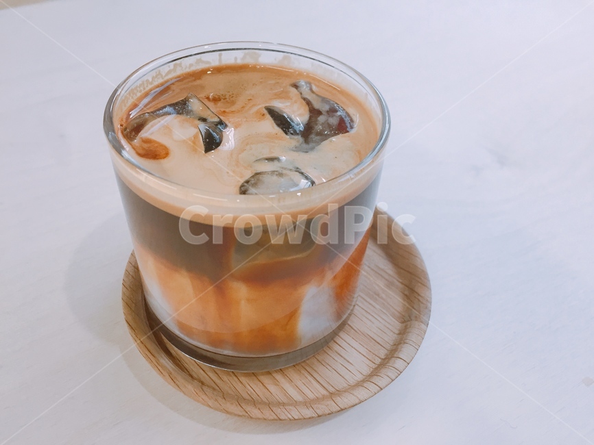 커피,플렛화이트라뗴,라떼,카페,코스터,얼음,유리컵,플렛화이트,아이스커피,아이스