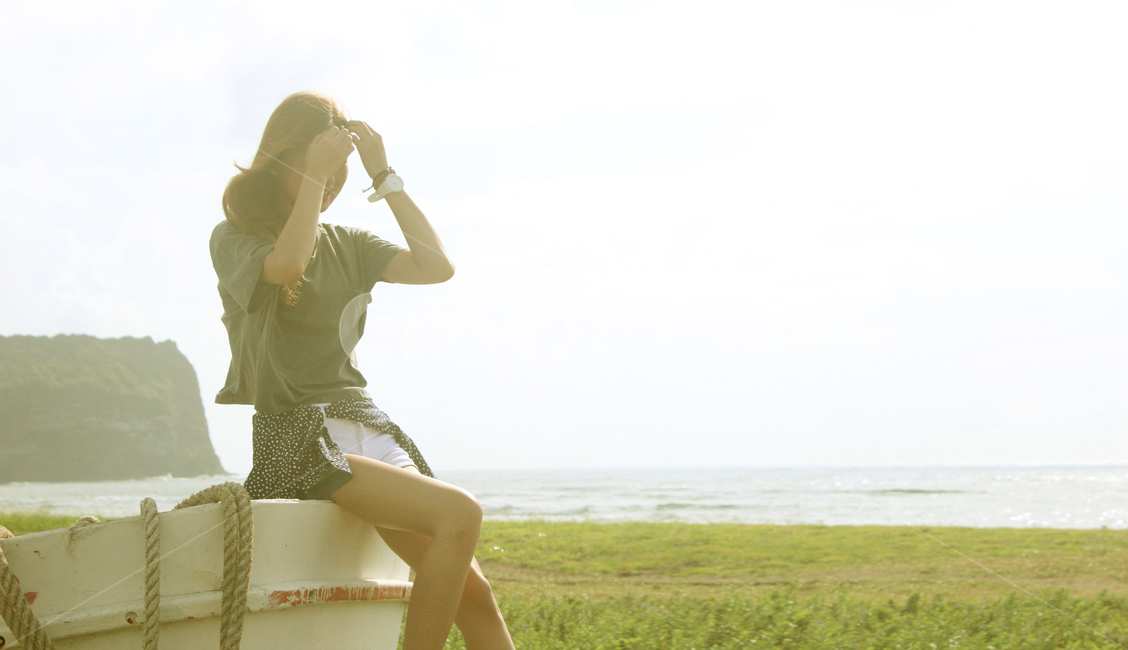 제주도,제주도바다,성산,성산일출봉,바다,여름,배,사람,인물,인간,human,person,여성,여자,woman,female,lady,휴식,힐링,rest,relaxation,healing