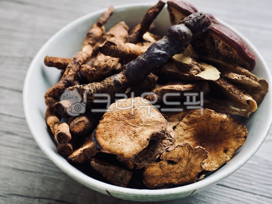 동양의학,한약재료,한약재,약재,뿌리,식물,뿌리식물,음식,배경,그릇,도자기그릇,건강식품,감기,약,한약,감초,대추,검정,한방약,한방,건조식품,의학,아시아문화,한국문화,감기치료제,orientalmedicine,chinesemedicineingredients,herbalmedicine,medicine,root,plant,food,background,bowl,porcelainbowl,healthfood,cold,about,chinesemedicine,licorice,jujube,black,driedfood,asianculture,koreanculture,coldremedy