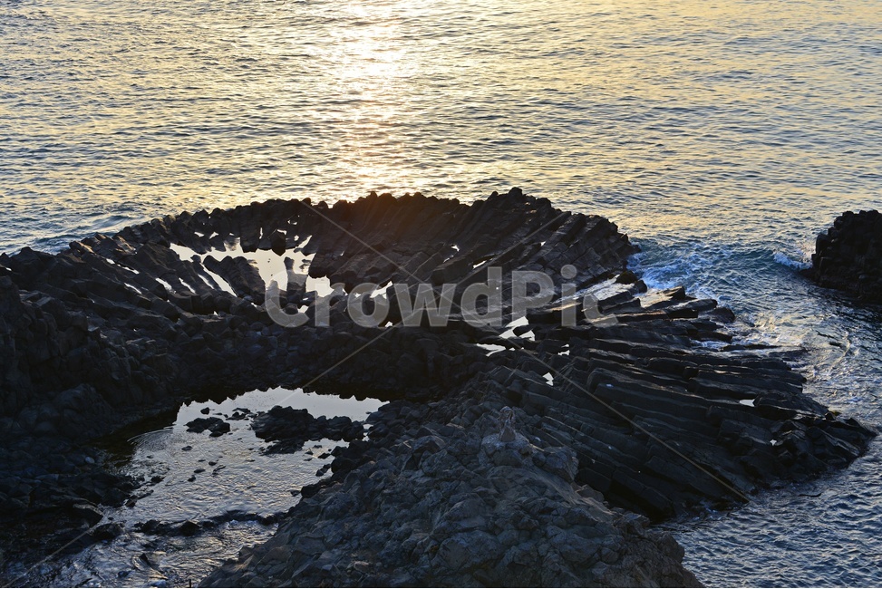 outdoors,옥외,nature,자연,water,물,ocean,대양,sea,바다,shoreline,해안선,coast,연안,해변,경주,양남,읍천,읍천주상절리,주상절리,읍천일출,아침,여명,dawn,새벽,sky,하늘,redsky,붉은하늘,자연,풍경,nature,landscape