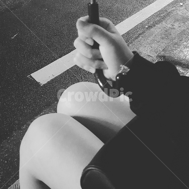 여자,우산,여름,비,흑백