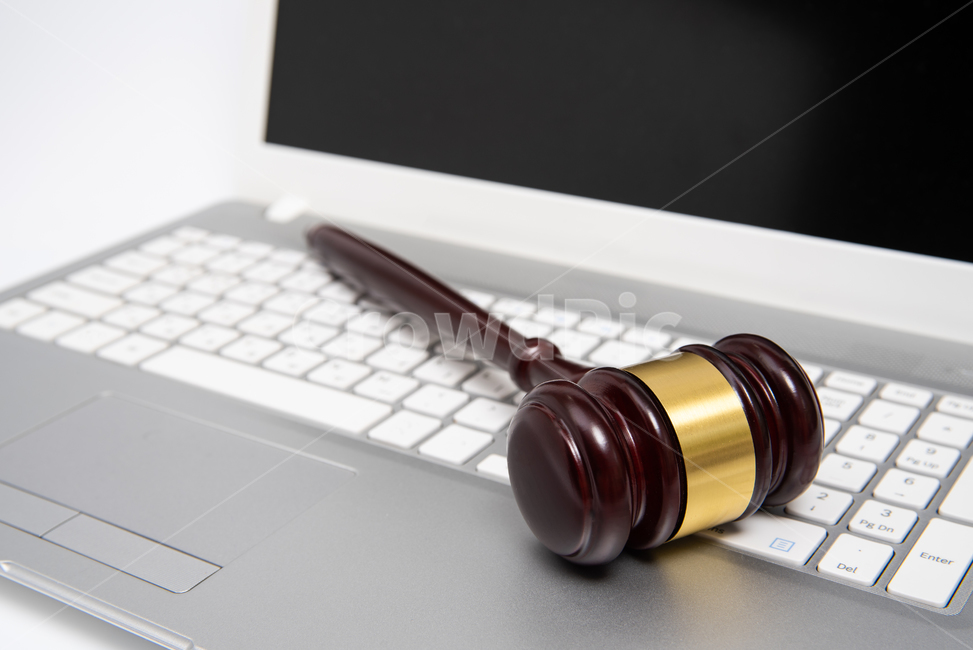 법봉,의사봉,법관망치,판사망치,경매,망치,나무망치,의결,결정,판사봉,재판,사법부,법,법률,규칙,누끼,흰색배경,하얀색배경,비즈니스,비지니스,컨셉,콘셉트,개념,카피스페이스,여백,정의,판사,경매사,판결,경락,낙찰,클로즈업,확대,국회,입법,심판,정치,변호인,변호사,사이버재판,노트북,컴퓨터,사이버범죄,범죄,사이버,키보드,모니터,사물,물건,오브젝트,thing,object,matter,연출,컨셉,콘셉,direction,concept
