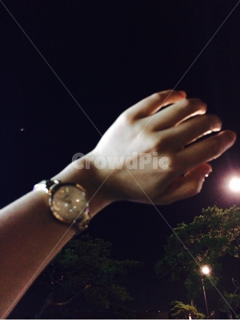 손목,밤하늘,밤,시계,hand,멍하니,하늘,night,sky,몽환적인,사람,인물,인간,human,person,신체일부,몸,body