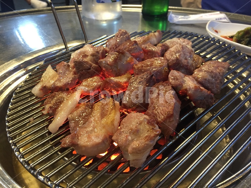 돼지고기,구이,불판,연탄불,목살,삼겹살,제주돼지고기,연탄구이,석쇠구이,식사,저녁식사,음식,식재료,요리,food,cook,meal,dishes,food reserves,육류,고기,meat