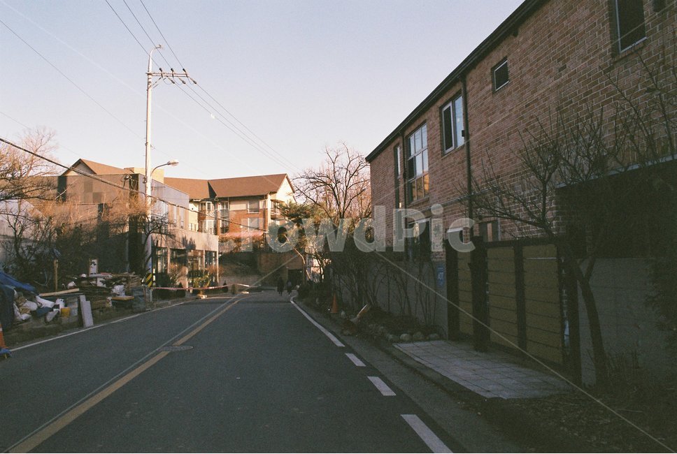 거리,하늘,벽돌집,하교길,필름카메라,골목길,alley,asphalt,아스팔트,road,도로,urban,어반