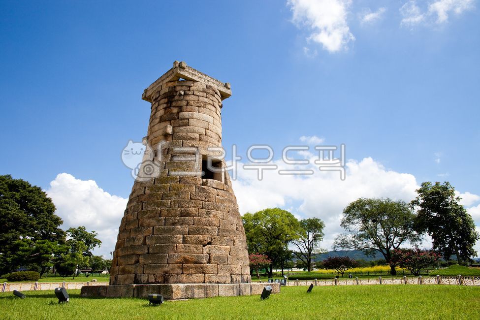 Cheomseongdae,World Cultural Heritage,National Treasure,Architecture,Gyeongbuk,Gyeongju,Gyeongju Eastern Historic Site,Ancient Architecture,Low Angle,Cultural Heritage,Historic Site,Silla,Landscape,Sky,Clouds,Korea,Tower