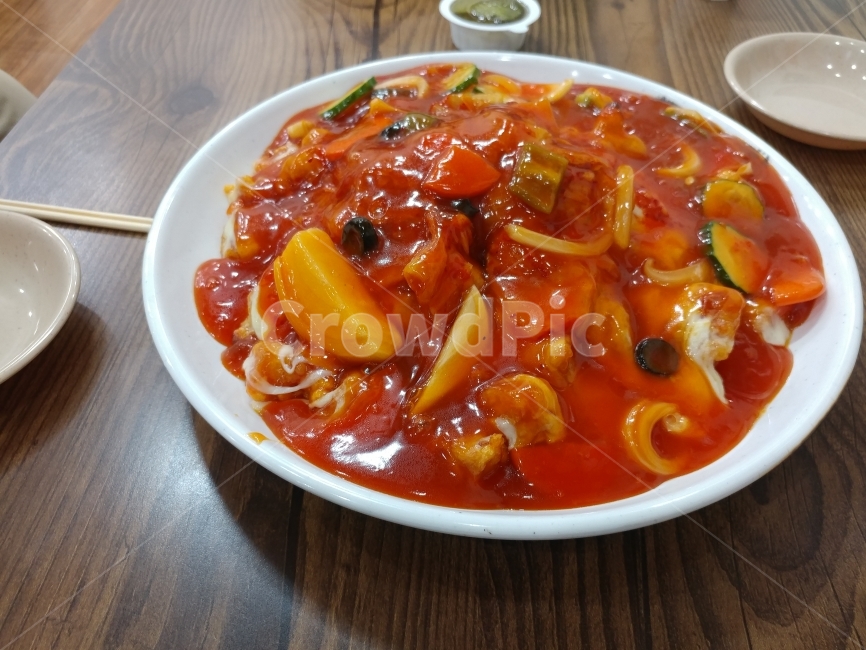 김치피자치즈탕수육,김피탕,충남공주먹거리,김치,피자,치즈,탕수육,푸짐,매운,새콤,달콤,쫀득,고소함,색다른먹거리,배부름,말랑,바삭,지역특색,맛있는,군침도는,즐겨먹는,따뜻한,KimchipizzaCheesesweetandsourpork,Kimpitang,Chungnamprincessfood,Kimchi,Pizza,Cheese,Sweetandsourpork,Spicy,Sour,Sweet,Enjoyeating,warm,음식,식재료,요리,food,cook,meal,dishes,food reserves,한식,한국음식,한국요리,korean food,korean dishes,korean meal,korean cook