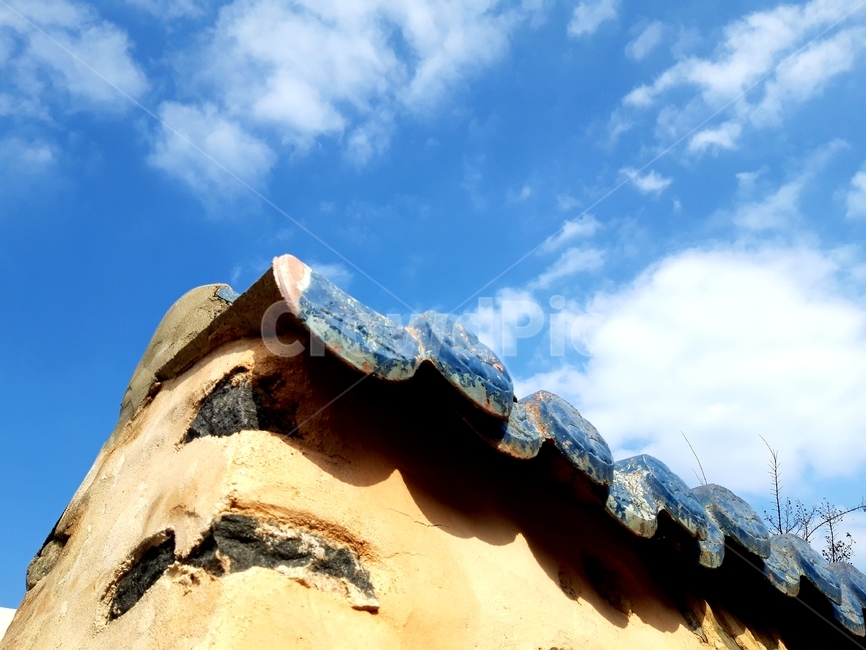 하늘,파란하늘,담,담벼락,한국적인,기와,배경,sky,wall,korean,구름,cloud,white,하얀,한국전통,한국문화,korean traditional,korean culture,건축물,건물외관,exterior,building,structure,architecture,construction