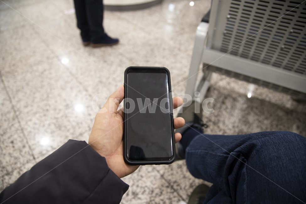 손,바라보다,휴대폰,손목,들다,액정,터치,화면,손가락,탁자,오브젝트,배경,발,바닥,한손
