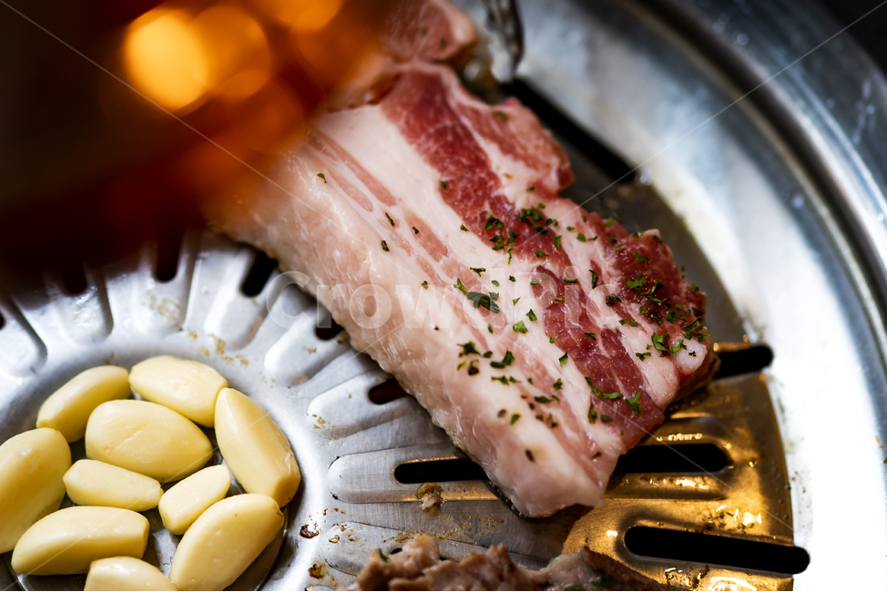 삼겹살,파슬리,고깃집,불판,구워먹는,마늘,한국,음식,부드러운,맛있는,마블링,돼지고기,음식,식재료,요리,food,cook,meal,dishes,food reserves,육류,고기,meat,한식,한국음식,한국요리,korean food,korean dishes,korean meal,korean cook