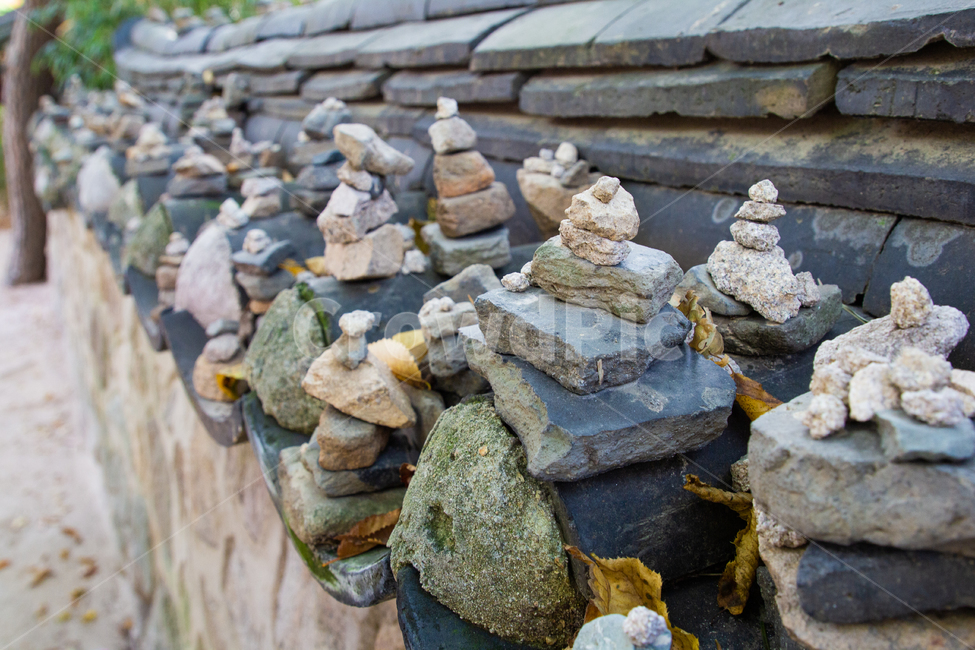 가을,벽,wall,자갈,돌탑,조약돌,rubble,파편,낙엽,배경,background,종교,신앙,religion,belief,faith