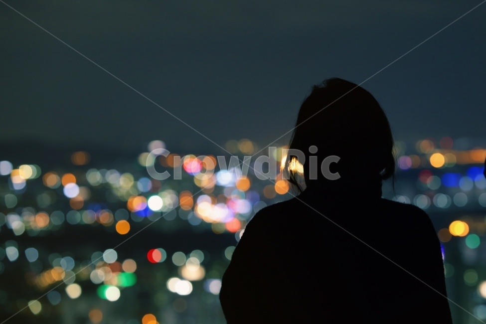 실루엣,보케,야경,빌딩,풍경,경치,캐논,사진,스냅사진,야경,밤,풍경,nightscape,night,landscape,사람,인물,인간,human,person,인물실루엣,사람실루엣,character silhouette,human silhouette,감성,sensible,feeling,고독함,외로움,쓸쓸함,우울함,슬픔,lonely,solitary,silhouette
