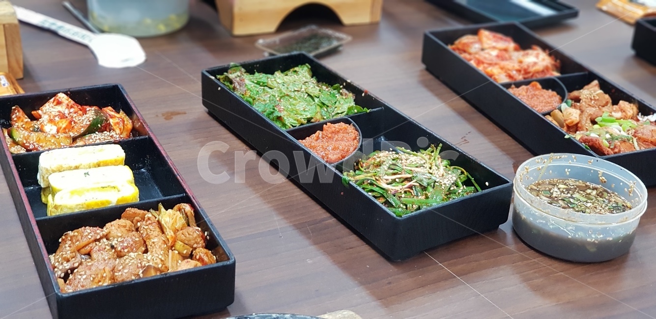 음식,반찬,간장,부추,접시
