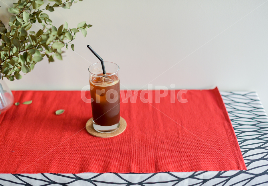 Ice americano,red tablecloth,tablecloth,eucalyptus,americano,iceamericano,coffee cup,coffee,Americano,eucalyptus leaves,cafe drinks,table,iced coffee