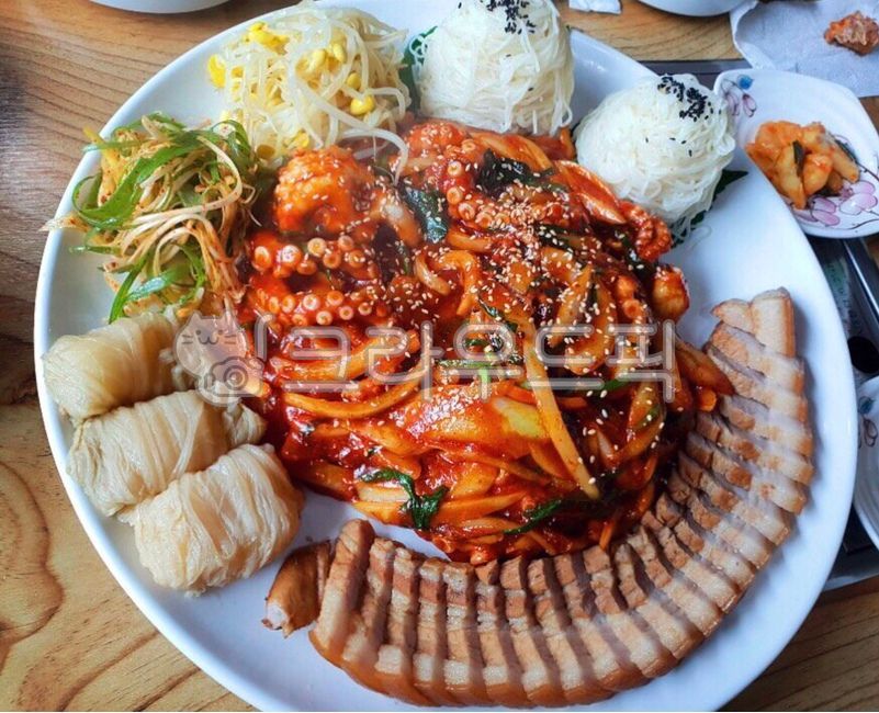 낙지보쌈,낙지찜,양념,보쌈,백김치,콩나물,소면,파절이무침,무침,해물찜,돼지고기,고기,꼬기,해물보쌈,낙지찜보쌈,pork,meal,식사,food,음식,dish,요리,찜,해물,해산물,낙지,낙지요리,식재료,먹방,맛있는,술안주,안주