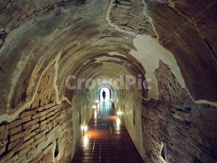 토굴,복도,corridor,동굴,실내,건축물,건축,벽돌,시멘트,표면,아치,arch,어두움,역광,cave