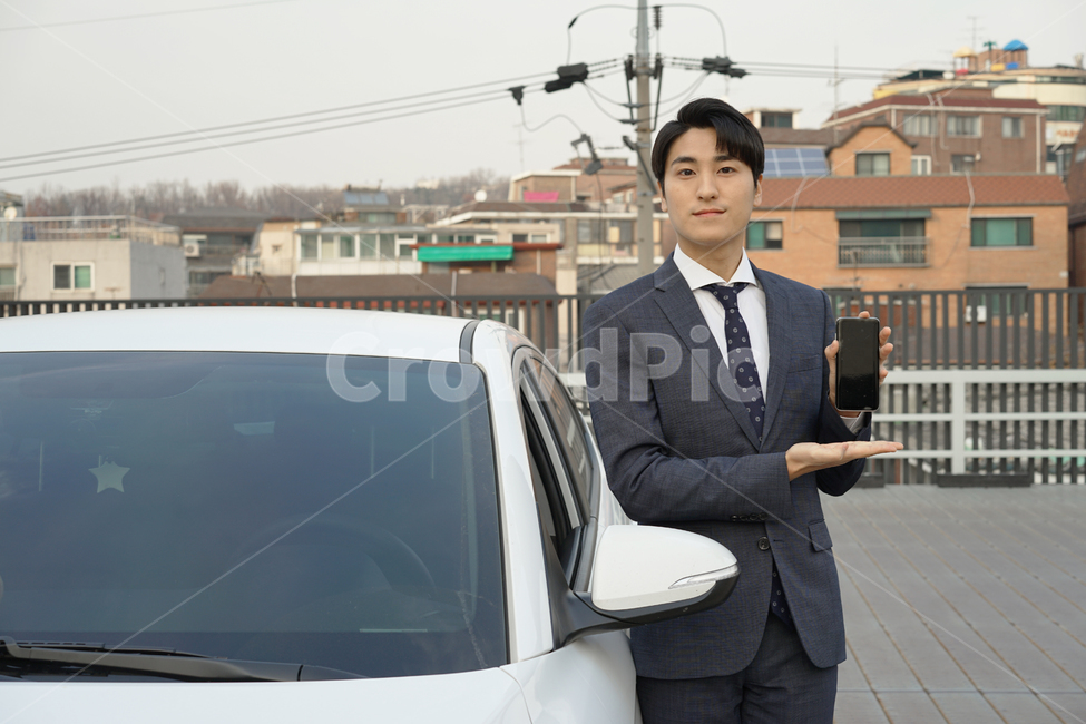 운전,차,차량,자동차,남자,남성,사람,직장인,출근,피곤,운전자,주차장,여유,정장,비즈니스,비즈니스맨,스마트폰,사람,인물,인간,human,person,남성,남자,man,male,교통,교통수단,traffic,transportation,정보통신기술,전자기기,전자제품,it,information,technology,electronic equipment,비즈니스,사업,business,service,work