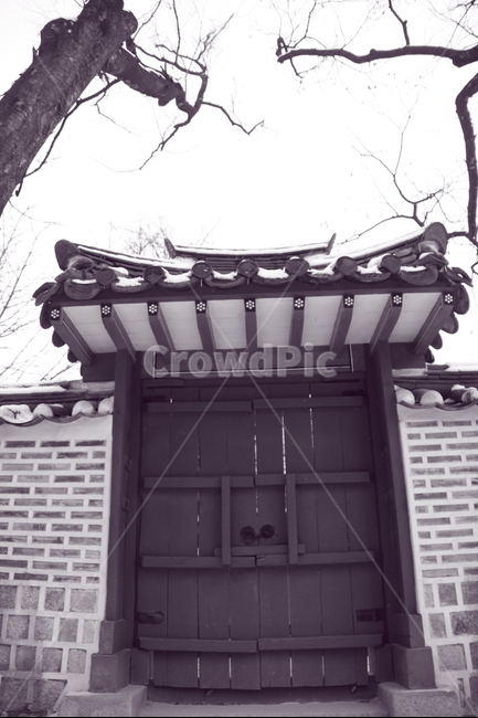 덕수궁,퍼플,흑백사진,풍경,대문,겨울,계절,winter,season,한국전통,한국문화,korean traditional,korean culture,흑백,모노톤,monochrome,black and white,건축물,건물외관,exterior,building,structure,architecture,construction