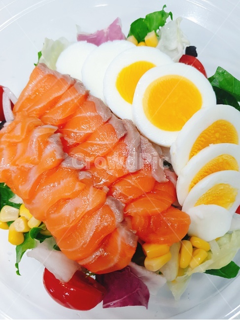 연어샐러드,샐러드,회,연어,초록색,생선,계란,옥수수,salad,건강한식생활,달걀,주황색,녹색,노란색,빨간색,삶은달걀,훈제음식,건강,다이어트,0명,건강관리,식재료,음식,해산물,위에,클로즈업,보라색,채소,흰색,다양,물고기,미식가,야채샐러드,신선한,fresh,건강,헬스웨어,헬스케어,healthware,health care,음식,식재료,요리,food,cook,meal,dishes,food reserves