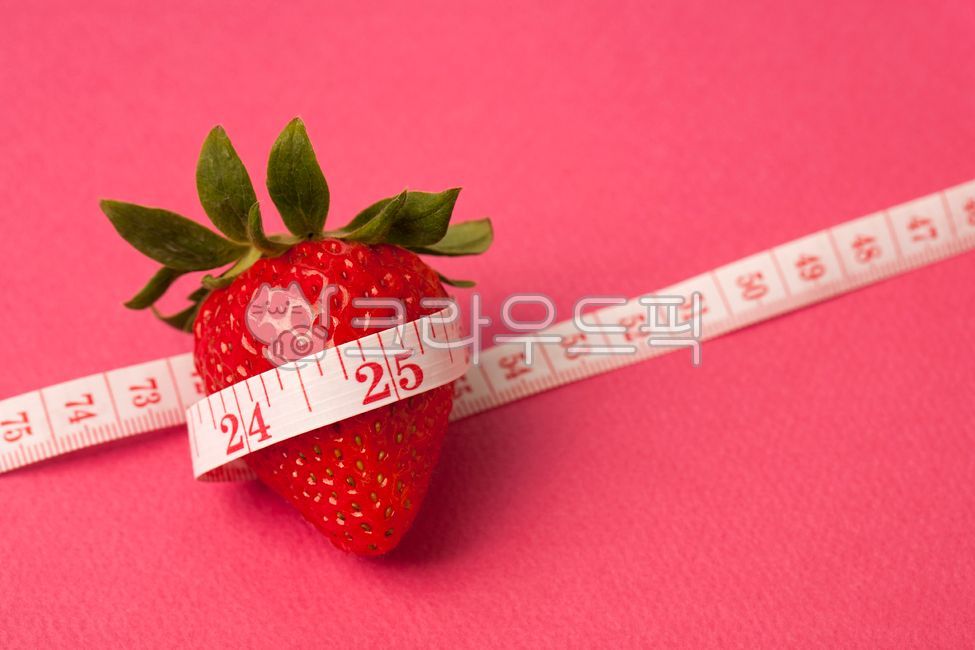 음식,다이어트,딸기,과일,스트로베리,레드,빨강,녹색,그린,꼭지,싱싱한,채소,흰색,화이트,백그라운드,누끼,신선한,프레쉬,달콤한,맛있는,프루트,베리,디저트,푸드,건강,클로즈업,생과일,유기농,여름과일,새콤달콤,줄자,측정,센티미터,인치,자,재다,핑크,분홍색