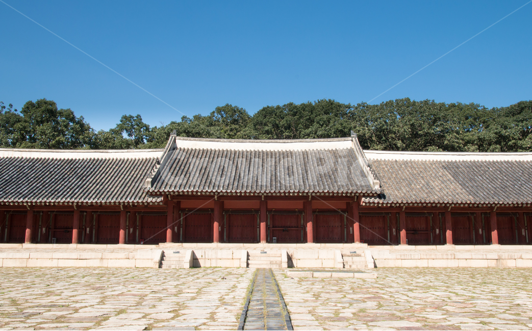 종묘,고궁,유네스코,세계문화유산,문화,문화재,기와,기와지붕,전통,유적,신전,UNESCO,전통건축,건축,여행,여행지,사적,관광,명소,관광명소,파란,하늘,청명한,넓은,마당,광장,신로,바닥,신도,사당,종로,서울,유교,역사,한국전통,한국문화,korean traditional,korean culture,랜드마크,landmark,tourist attraction,한국랜드마크,한국관광지,한국명소,korea landmark,korea tourist attraction